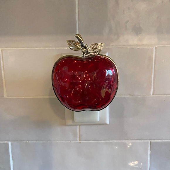 Bath & Body Works Red Apple Night Light Wallflower Fragrance Plug in- NEW - Picture 1 of 3